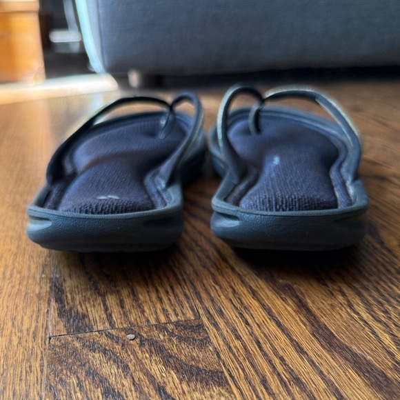 Adidas Women’s 9 Black Flip Flops with Metallic Gold Straps - Picture 4 of 7
